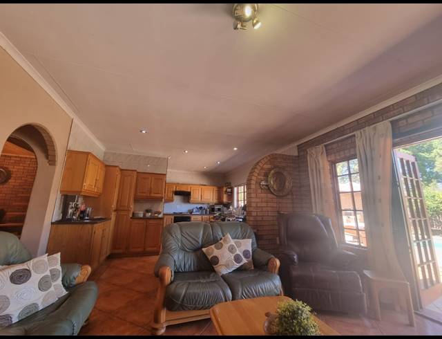 3 BEDROOM HOUSE FOR SALE IN VANDERBIJLPARK SE 4